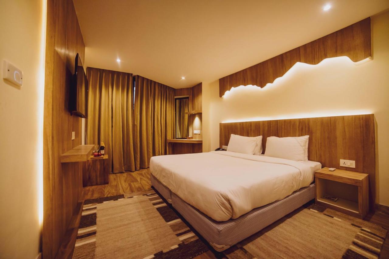 Aabas Pokhara By Barahi Hospitality Hotel ภายนอก รูปภาพ