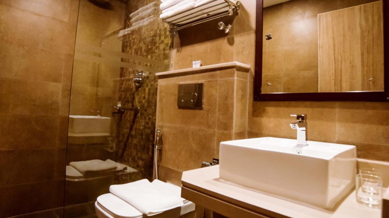 Aabas Pokhara By Barahi Hospitality Hotel ภายนอก รูปภาพ