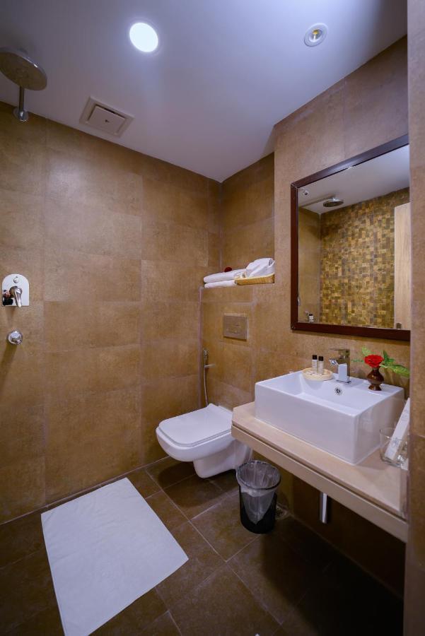 Aabas Pokhara By Barahi Hospitality Hotel ภายนอก รูปภาพ