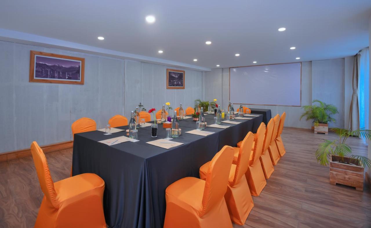 Aabas Pokhara By Barahi Hospitality Hotel ภายนอก รูปภาพ